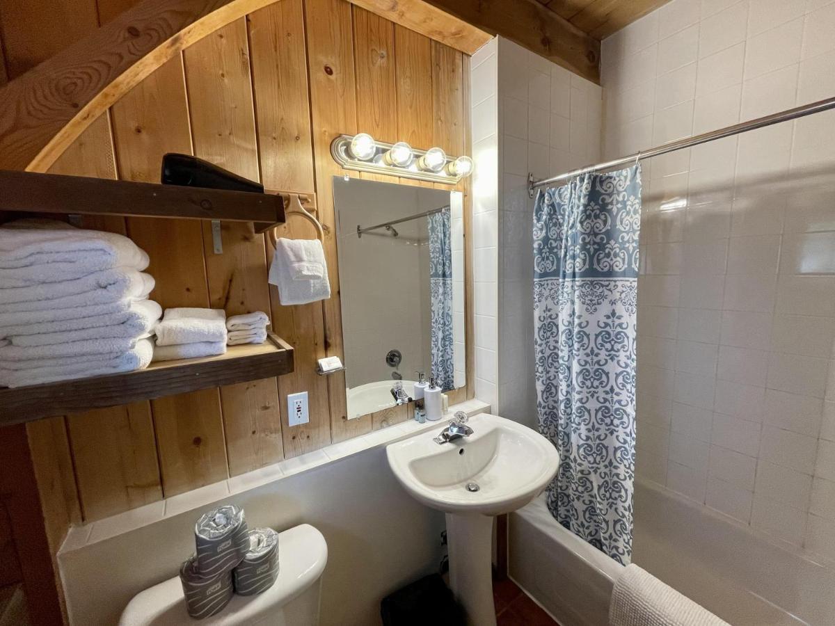 Waterfront Timber Frame Cottage! Ucluelet Exterior foto